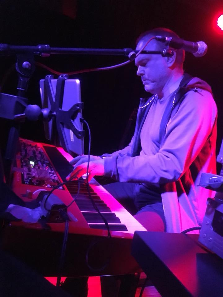 Audun Bergsmyr med sitt røde Nord Stage-piano