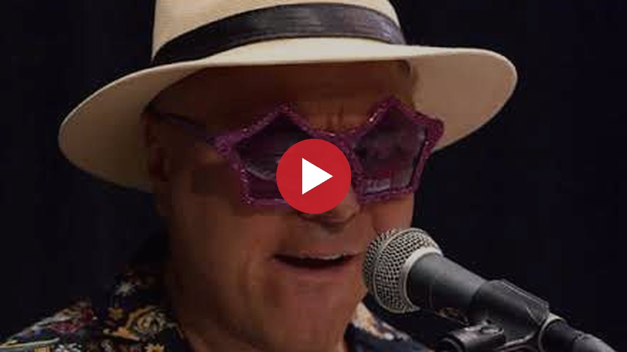 Audun Bergsmyr spiller «Rocket Man» – trykk for å se videoen